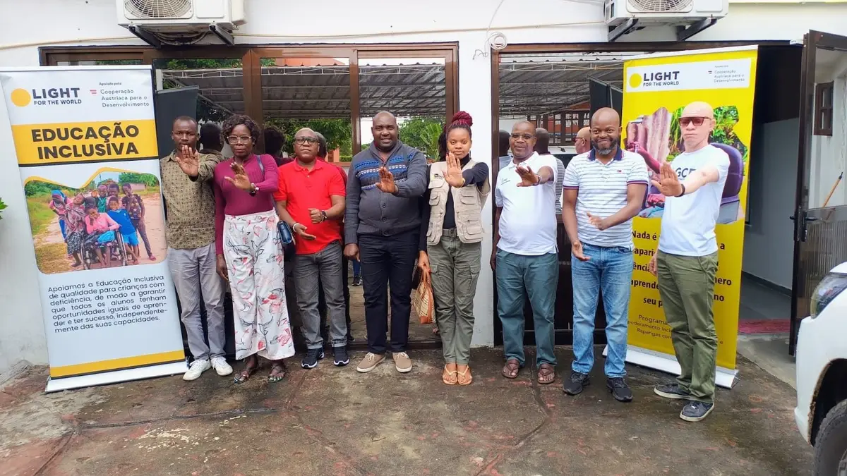 Representantes do Governo e equipas parceiras em fotografia de grupo junto a cartazes de Educação Inclusiva, em Sofala
