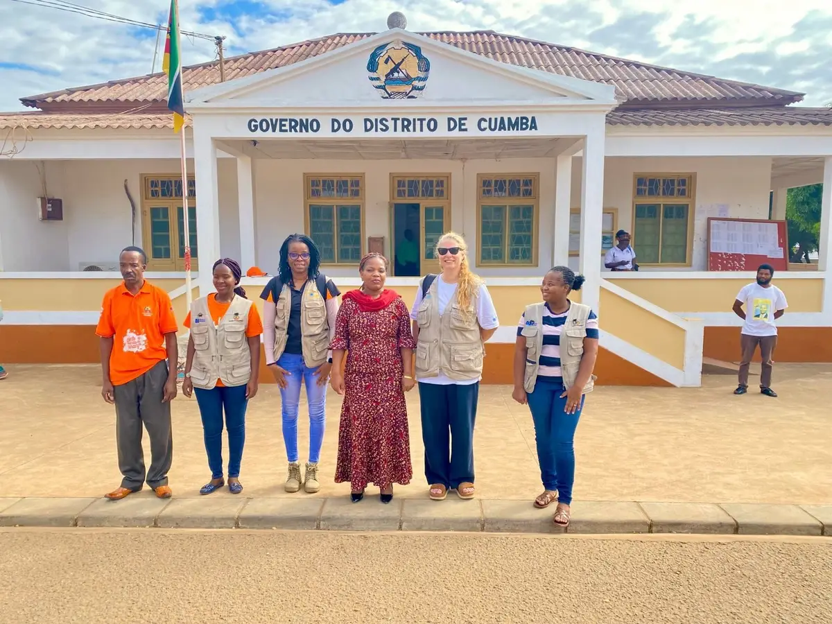 Equipa da GCR e parceiros em frente ao edifício do Governo do Distrito de Cuamba