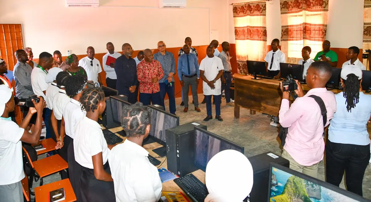Autoridades e estudantes de uniforme num novo laboratório de informática em Pemba