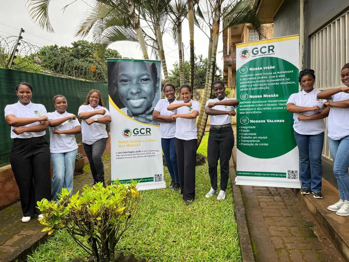 Equipa da GCR no jardim do escritório