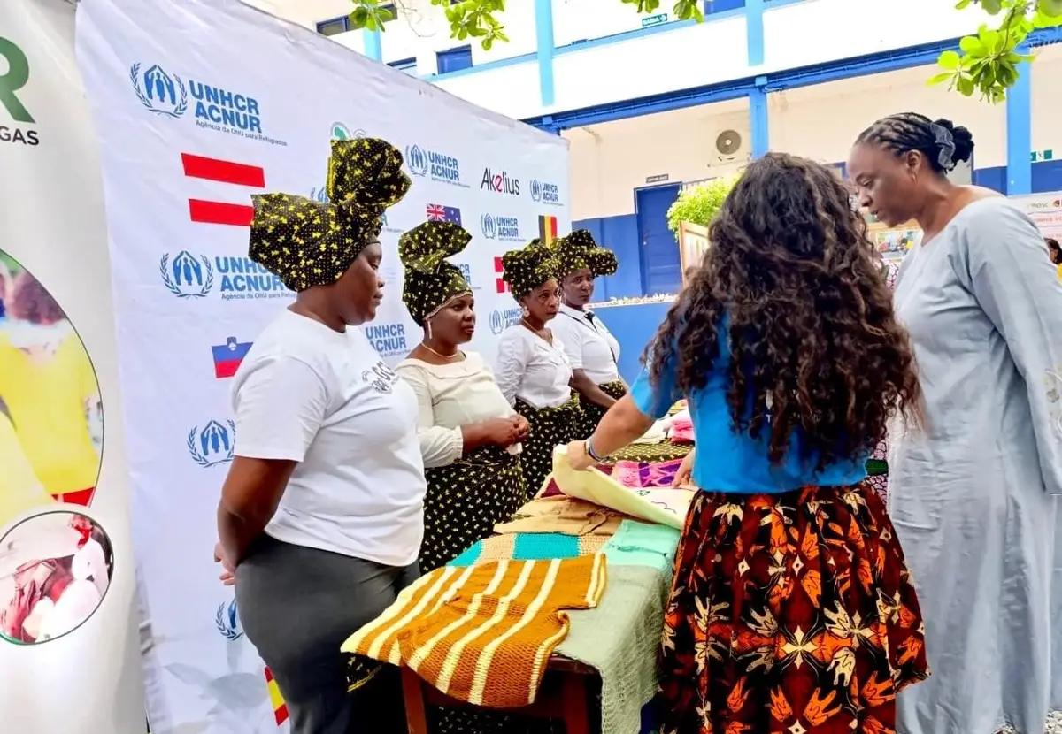 Mesa com artesanato produzido por mulheres, exposto durante a visita aos espaços seguros em Pemba